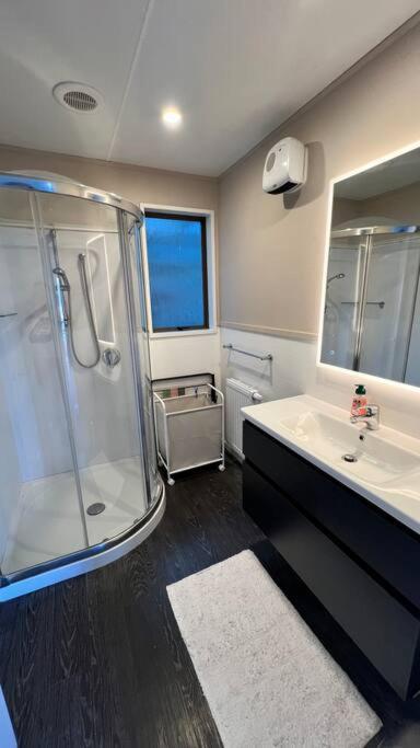 Lakeview Home Retreat At Queenstown Hill Екстериор снимка