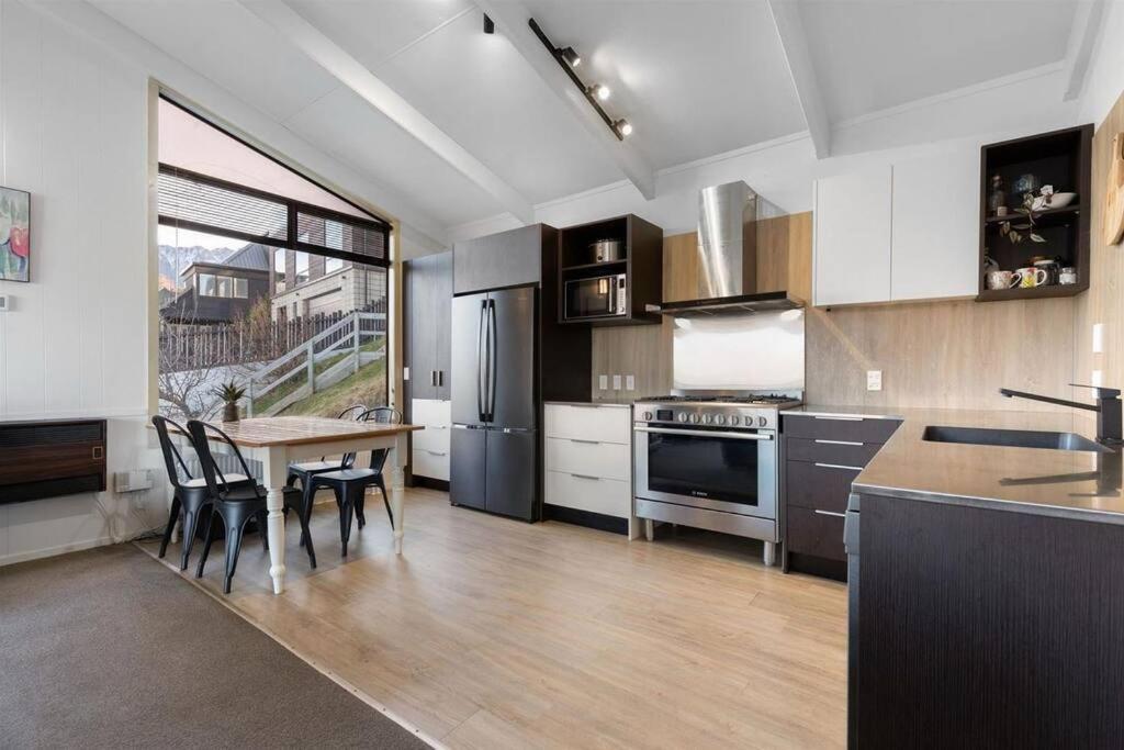 Lakeview Home Retreat At Queenstown Hill Екстериор снимка